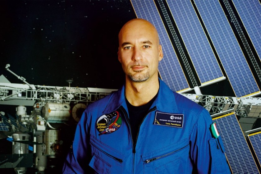 Astronauta siciliano nello spazio con stemma di Catania