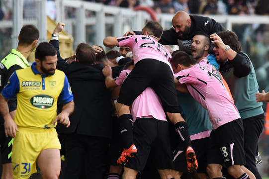 PALERMO, ITALY - NOVEMBER 08: Alberto Gilardino of Palermo celebrates with team mates after scoring the opening goal during the Serie A match between US Citta di Palermo and AC Chievo Verona at Stadio Renzo Barbera on November 8, 2015 in Palermo, Italy. (Photo by Tullio M. Puglia/Getty Images)