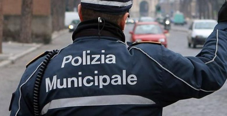 Operazione Notturna della Polizia Municipale Rivela e Sanziona Irregolarità