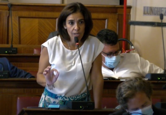Sabrina Figuccia della Lega mette in discussione la gestione e l'accessibilità dell'evento di Capodanno a Palermo, sollevando preoccupazioni su spese e organizzazione