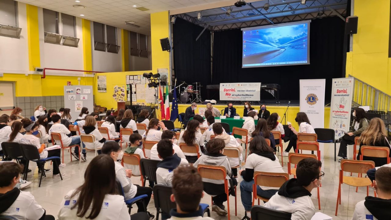 Lions Club Palermo dei Vespri a scuola con “Interconnettiamoci...ma con la testa”