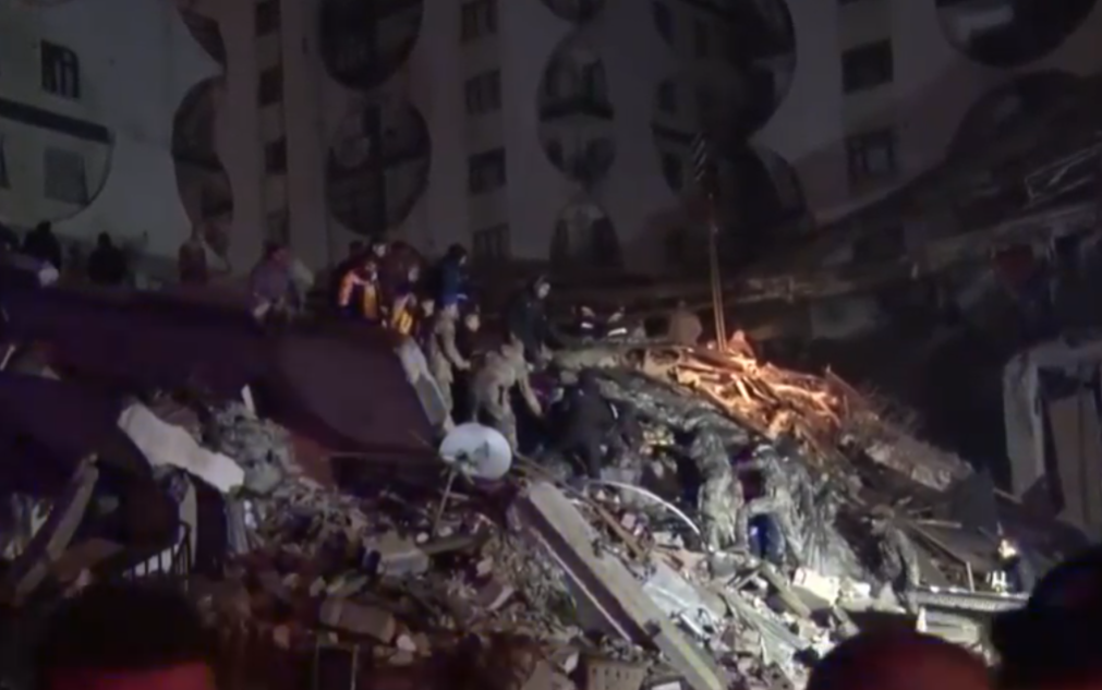 Terremoto in Turchia: momenti di puro terrore. Si continua a scavare